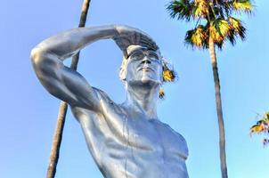 newport strand, Californië - juli 25, 2020 - de ben Carlson gedenkteken standbeeld, een 9 voet lang roestvrij staal standbeeld van laat newport strand badmeester ben carlson. foto