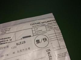 kiev, Oekraïne - december 28, 2022 enveloppen aangekomen door pakket van China foto