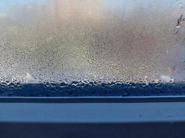 venster gedekt met bevroren druppels van condensaat water foto