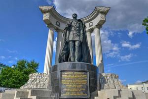 een monument naar Alexander ii buiten de kathedraal van Christus de redder in Moskou, Rusland, 2022 foto