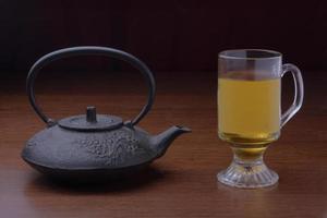 gips ijzer thee pot met een kop van thee foto