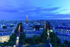 visie van de de eiffel toren en de Parijs stad horizon in de afstand Bij schemering. foto