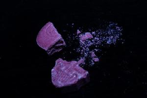 roze schedel extase pil dichtbij omhoog achtergrond hoog kwaliteit afdrukken Purper leger dope verdovende middelen stof hoog dosis psychedelisch manier van leven foto