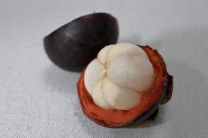 Purper mangisboom fruit met heerlijk kern. kanker het voorkomen fruit foto