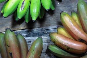 groot banaan fruit Aan houten achtergrond foto