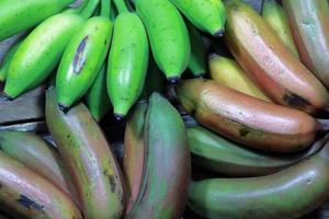 groot banaan fruit Aan houten achtergrond foto