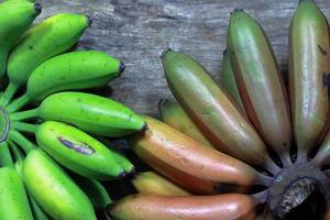 groot banaan fruit Aan houten achtergrond foto