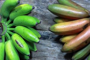 groot banaan fruit Aan houten achtergrond foto