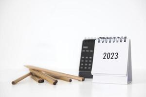 2023 bedrijf kalender en potlood Aan kantoor tafel in nieuw jaar dag. maken een werk plan voor de begin van de jaar. concept over viering, bedrijf, kerstmis, nieuw jaar. foto