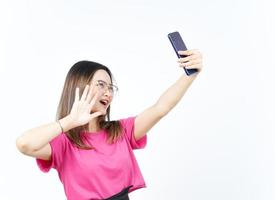 nemen een selfie gebruik makend van smartphone van mooi Aziatisch vrouw geïsoleerd Aan wit achtergrond foto