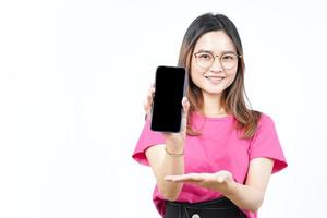 tonen apps of advertenties Aan blanco scherm smartphone van mooi Aziatisch vrouw geïsoleerd Aan wit achtergrond foto