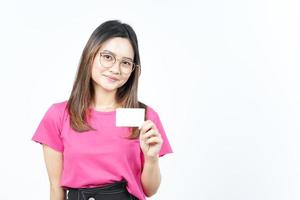 Holding blanco bank kaart of credit kaart van mooi Aziatisch vrouw geïsoleerd Aan wit achtergrond foto