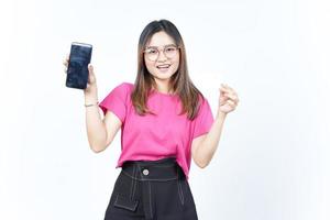 Holding blanco bank kaart en blanco scherm smartphone van mooi Aziatisch vrouw geïsoleerd Aan wit foto