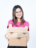 Holding pakket doos of karton doos van mooi Aziatisch vrouw geïsoleerd Aan wit achtergrond foto