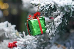 ballen Aan de Kerstmis boom in de nieuw jaar foto