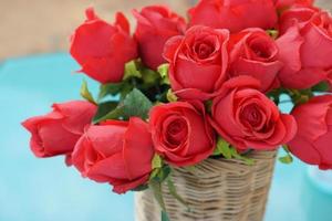 rozen Aan de tafel voor Valentijnsdag dag foto