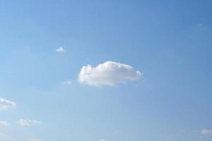 blauw lucht met pluizig wit wolken constant veranderen vorm geven aan. foto