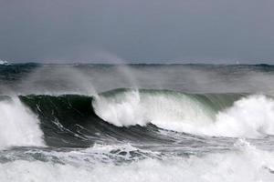 sterk wind en storm Aan de middellandse Zee zee. foto