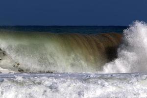 sterk wind en storm Aan de middellandse Zee zee. foto