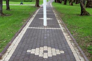 weg voor voetgangers in een stad park in noordelijk Israël. foto