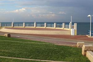 weg voor voetgangers in een stad park in noordelijk Israël. foto