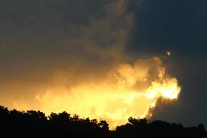 regen wolken in de lucht bovenstaand de Woud. foto