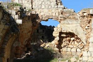 muur van een oude vesting in noordelijk Israël. foto