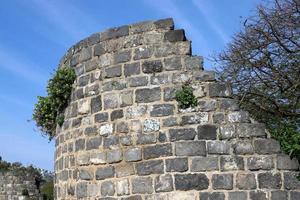 muur van een oude vesting in noordelijk Israël. foto