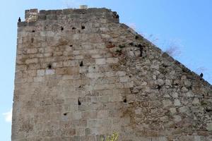 muur van een oude vesting in noordelijk Israël. foto