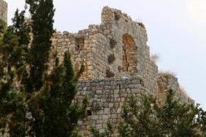 muur van een oude vesting in noordelijk Israël. foto