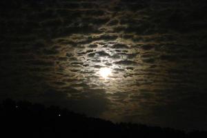 maan en wolken in de lucht over- de zee foto