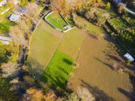 verbazingwekkend visie van de platteland van de lucht. groen dorp foto