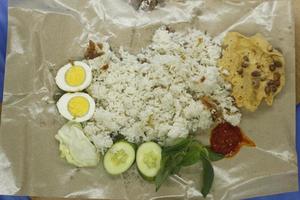 nasi uduk of gestoomd rijst- gekookt dichtbij omhoog foto