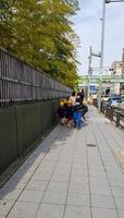 osaka, Japan Aan april 9, 2019. sommige Japans kleuterschool kinderen zijn wandelen Aan een trottoir Aan een straat in Osaka foto