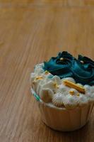 luxueus en elegant cupcakes, met wit room en marine blauw met goud hagelslag. foto