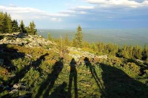 reizen naar ural bergen, Rusland. de schaduwen met de mensen Aan de visie Aan de bergen, Woud en bewolkt lucht. foto