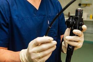 endoscoop in de handen van dokter. medisch instrumenten gebruikt in gastroscopie.maag sonde foto