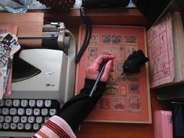 wijnoogst bureau top instelling met schrijfmachine en oud boeken in karachi Pakistan 2022 foto