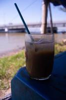 een glas gevulde met chocola ijs drinken Bij een kraam Aan de kenjeran strand foto