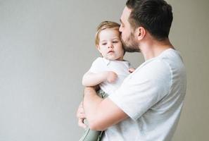 gelukkig vader jong Mens zoenen baby meisje weinig dochter Bij huis foto