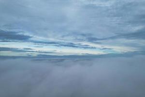 bovenstaand de wolken en lucht beeldmateriaal foto