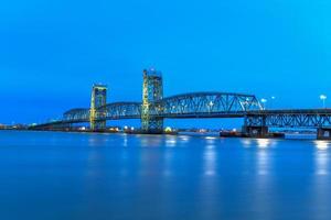 marinier parkway-gil mengelmoes gedenkteken brug net zo gezien van ga je gang, koninginnen Bij schemering. gebouwd en geopend in 1937, het was de het langst verticale lift span in de wereld voor auto's. foto