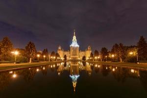 nacht visie van de Moskou staat Universiteit in Rusland. Moskou staat Universiteit is een gemengd en openbaar Onderzoek Universiteit gelegen in Moskou, Rusland, 2022 foto