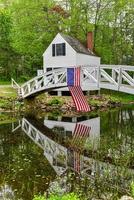 loopbrug in Somesville, monteren woestijn eiland in Maine met de Verenigde Staten van Amerika vlag reflecterend in de vijver. foto