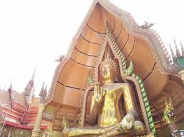 reusachtig Boeddha standbeeld Bij tempel in Thailand foto
