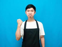 Aziatisch Mens schort tonen vuist omhoog zelfverzekerd gezicht foto