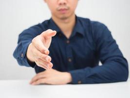 Mens geven hand- voor handdruk Bij de tafel foto