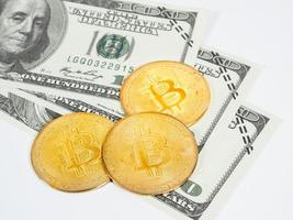 gouden bitcoin Aan de dollar geld wit achtergrond top visie foto