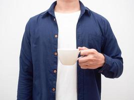 Mens blauw overhemd Holding koffie kop Bijsnijden schot wit achtergrond foto