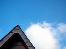 zwart dak met blauw lucht achtergrond, middag en blauw lucht met dak foto